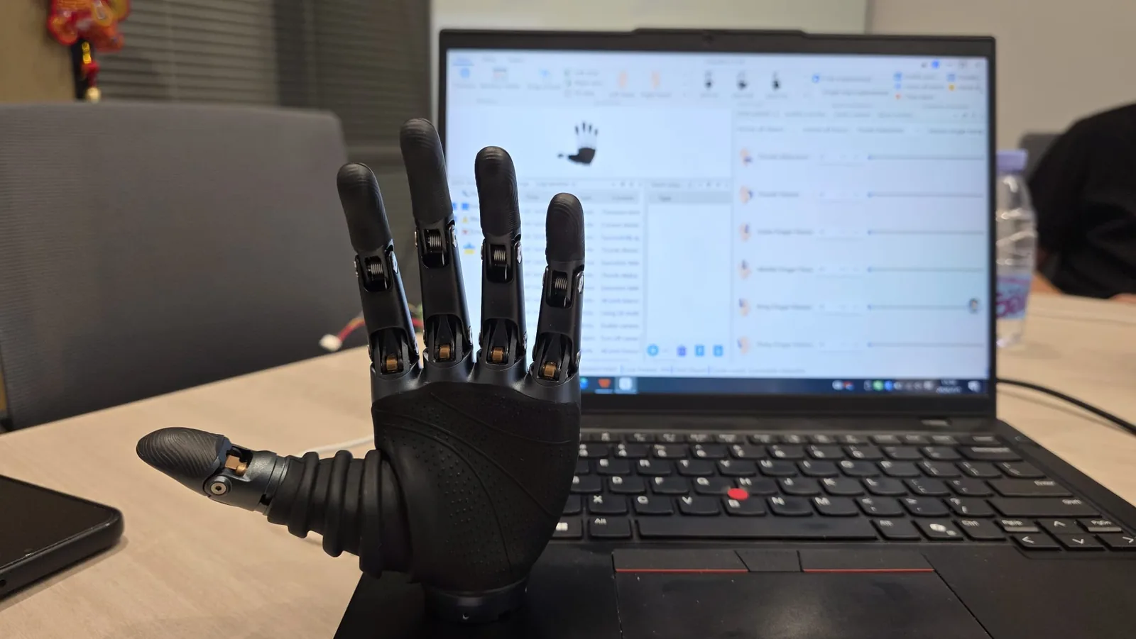 Yeni nesil robotik el, kontrol yazılımı üzerinden parmak parmak test edilirken.