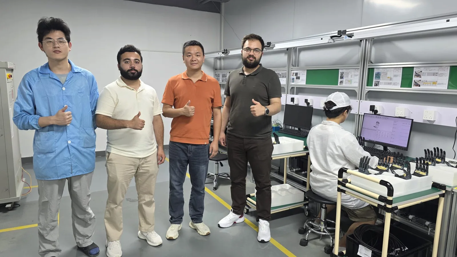 MIS Otomasyon ekibi, robotik el ürünlerinin üretim ve test hattında.