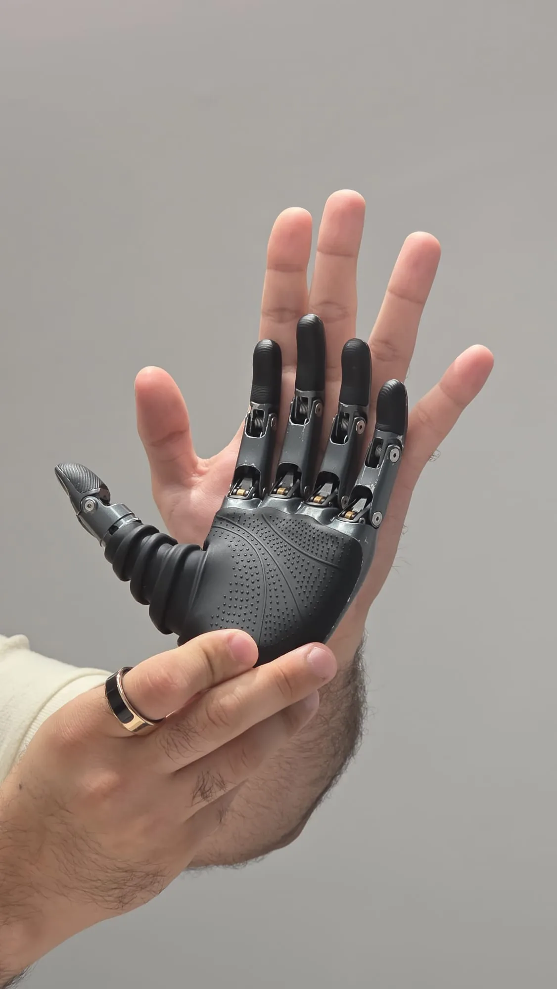 Yeni nesil robotik elin insan eliyle boyut ve kavrama karşılaştırması: biyomimetik parmak eklemleri ve dokunsal yüzeyler.