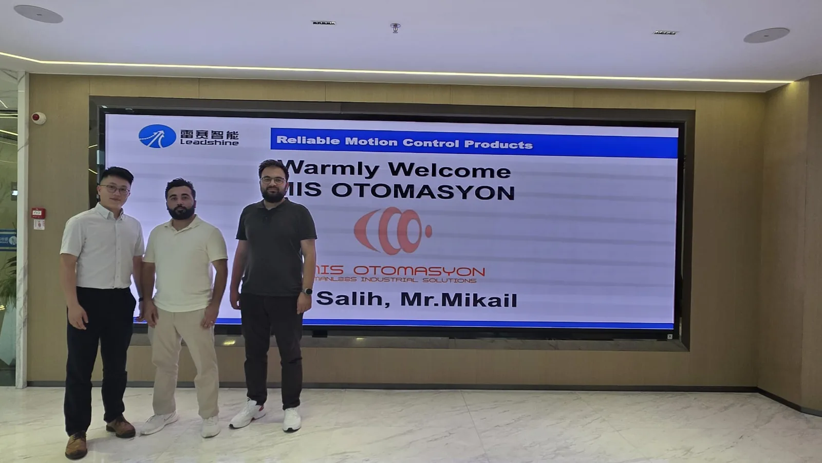 MIS Otomasyon ekibi (Mr. Salih ve Mr. Mikail), Leadshine merkezinde “Warmly Welcome MIS OTOMASYON” karşılamasıyla ağırlandı.