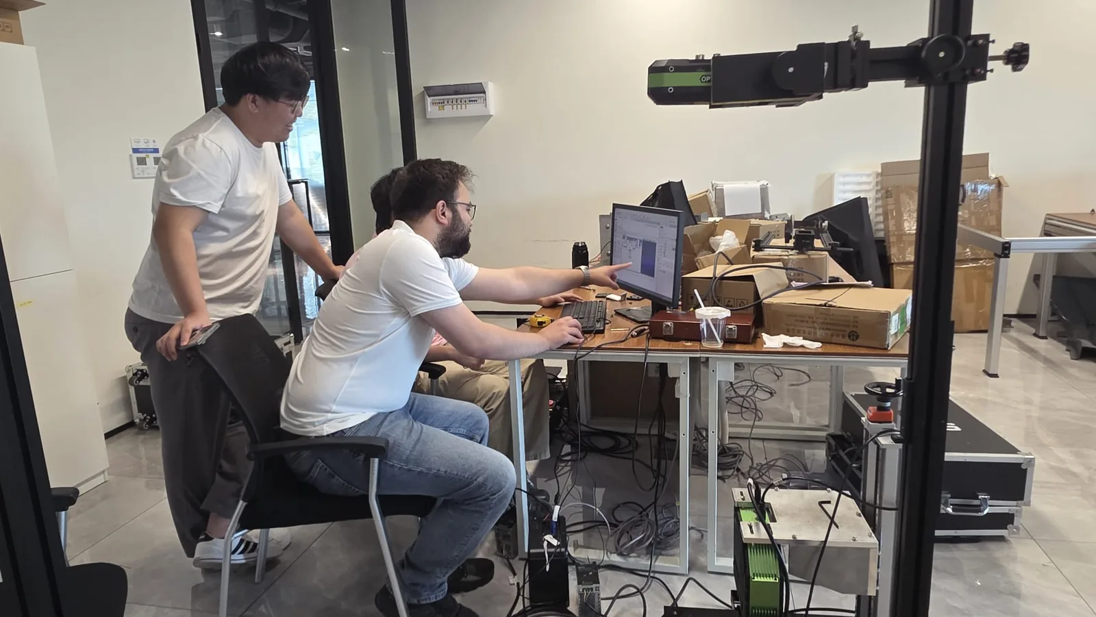MIS Otomasyon ve OPT Machine Vision ekipleri, 3D kamera tabanlı görüntü işleme sistemini birlikte test ederken.
