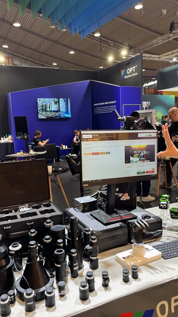OPT Machine Vision standı, Hall 8: ön planda MIS-TOUCH demosu