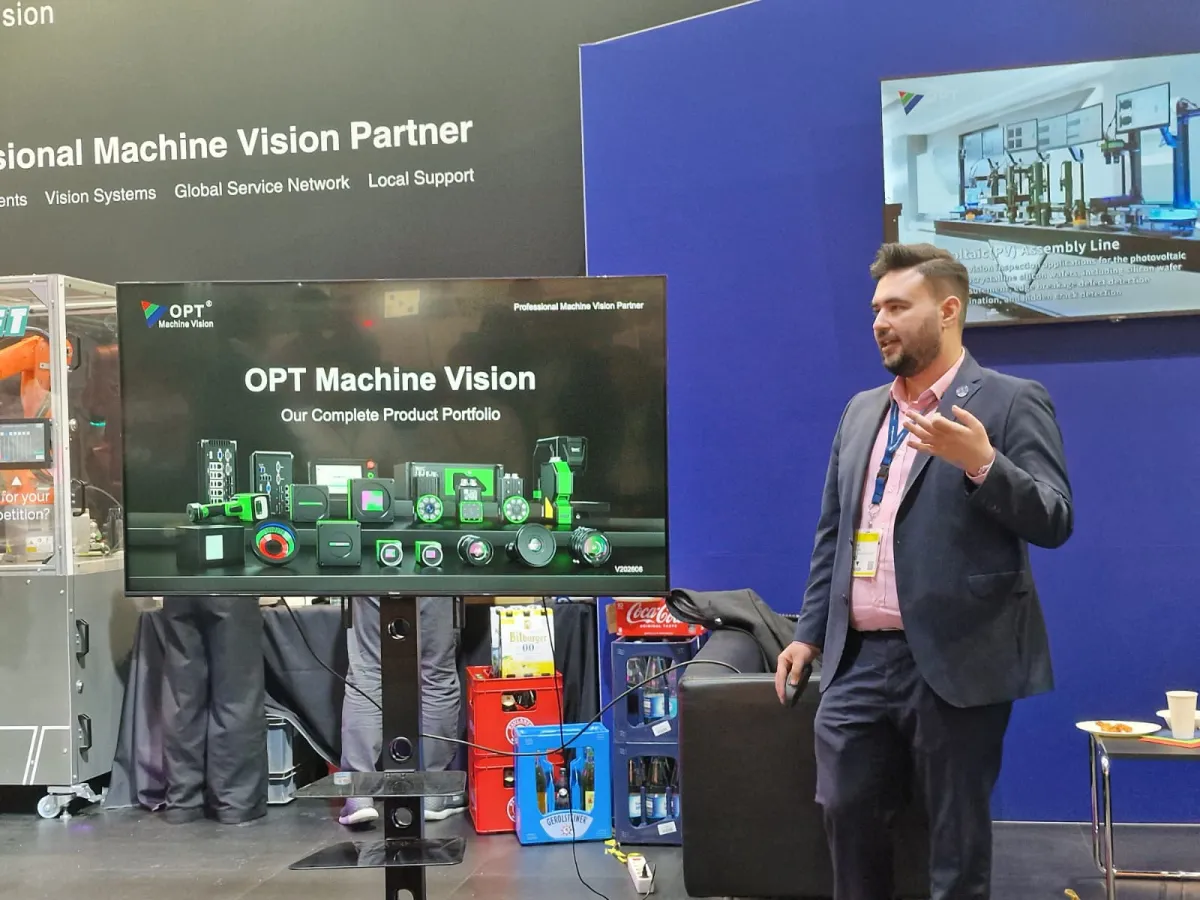 OPT Machine Vision ekibinin standdaki ürün portföyü sunumu